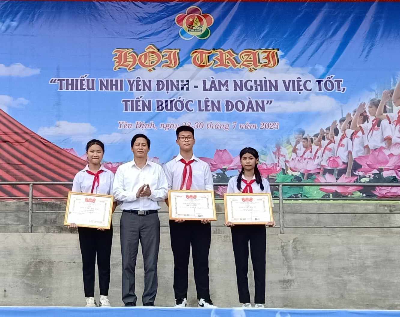 Các đồng chí lãnh đạo huyện trao giải nhất, nhì, ba cho các đơn vị đạt giải Trại đẹp; Văn nghệ và Nghi thức đội.