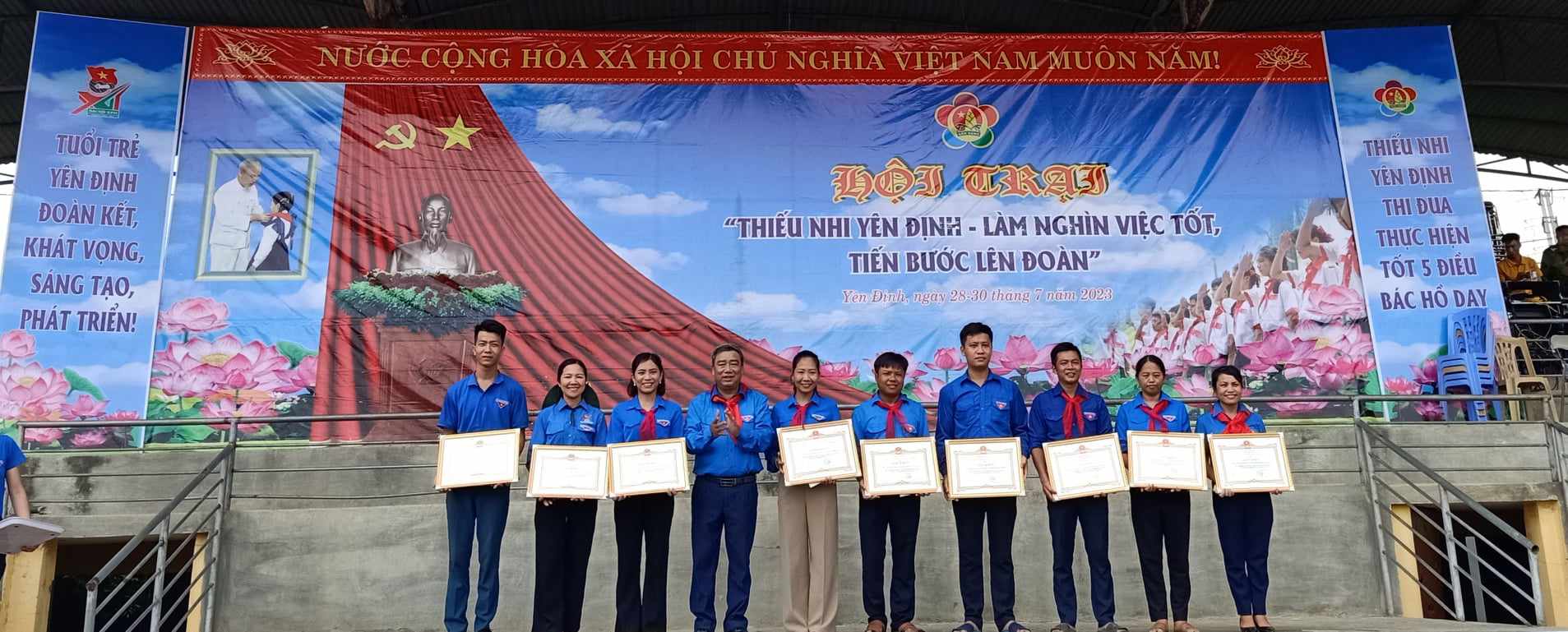 Đồng chí Lê Xuân Thành, Phó Chủ Tịch UBND huyện, Trưởng Ban tổ chức đã trao giấy khen của Chủ Tịch UBND huyện cho 9 tập thể hoàn thành xuất sắc nội dung hoạt động hè thanh thiếu nhi năm 2023.
