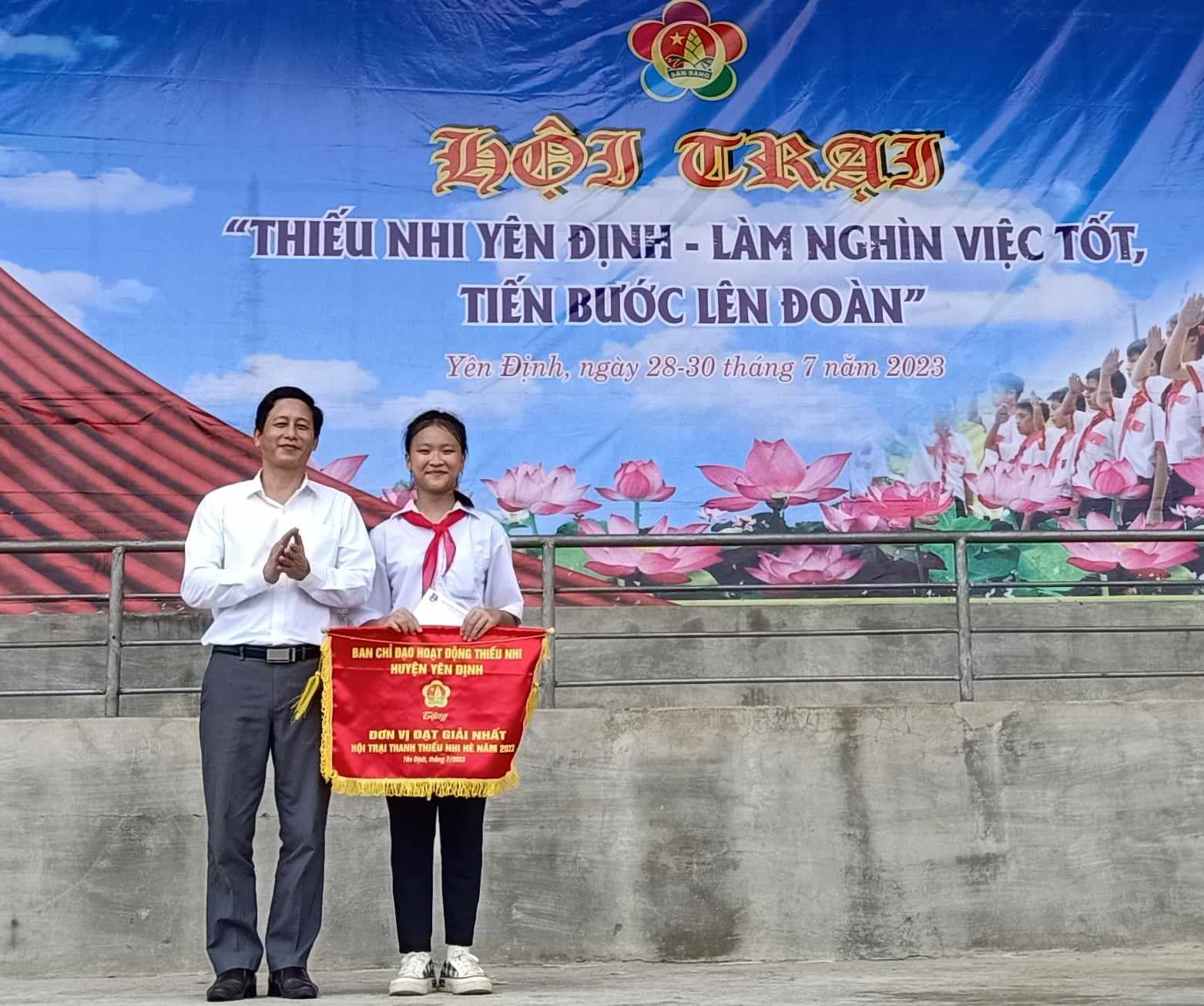 Các đồng chí lãnh đạo huyện trao giải nhất, nhì, ba và khuyến khích cho các đơn tại Hội trại hè Yên Định năm 2023.