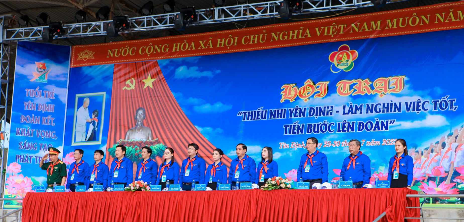 Các đại biểu tham dự thực hiện nghi lễ chào cờ tại hội trại hè Yên Định năm 2023.