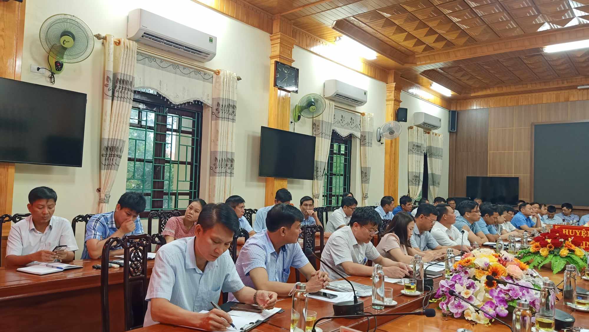Đại biểu về tham dự hội nghị.