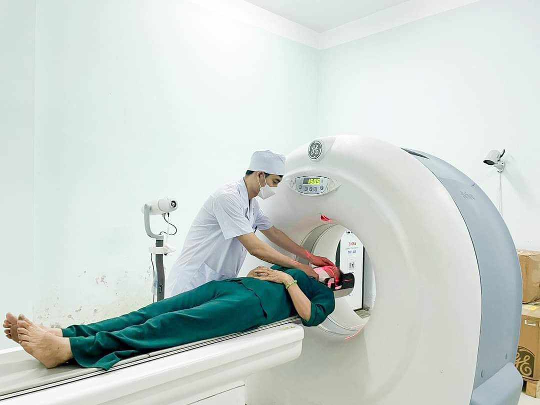 Ứng dụng công nghệ hiện đại trong công tác chăm sóc sức khỏe cho nhân dân.