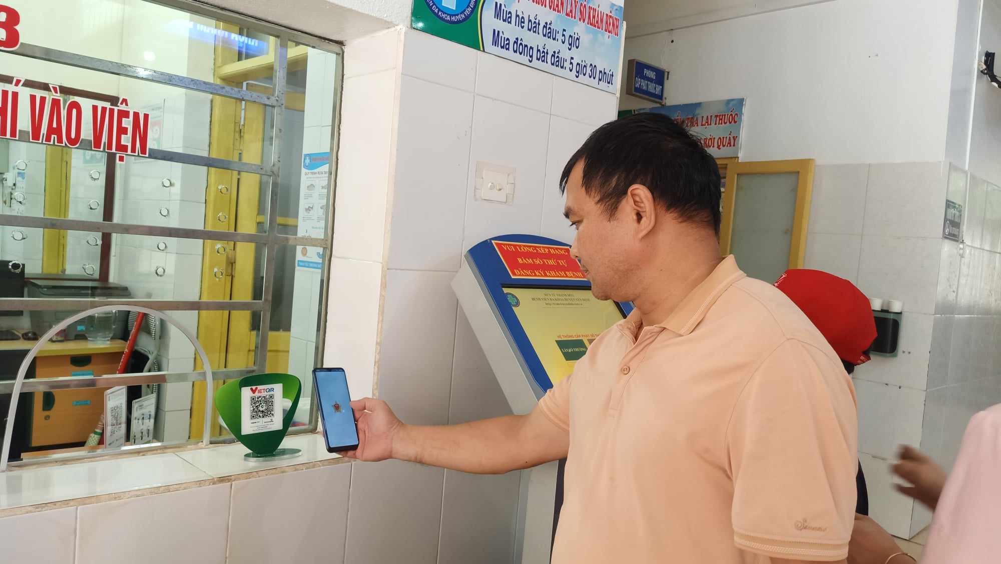 Người dân thanh toán tiền viện phí bằng hình thức không tiền mặt.
