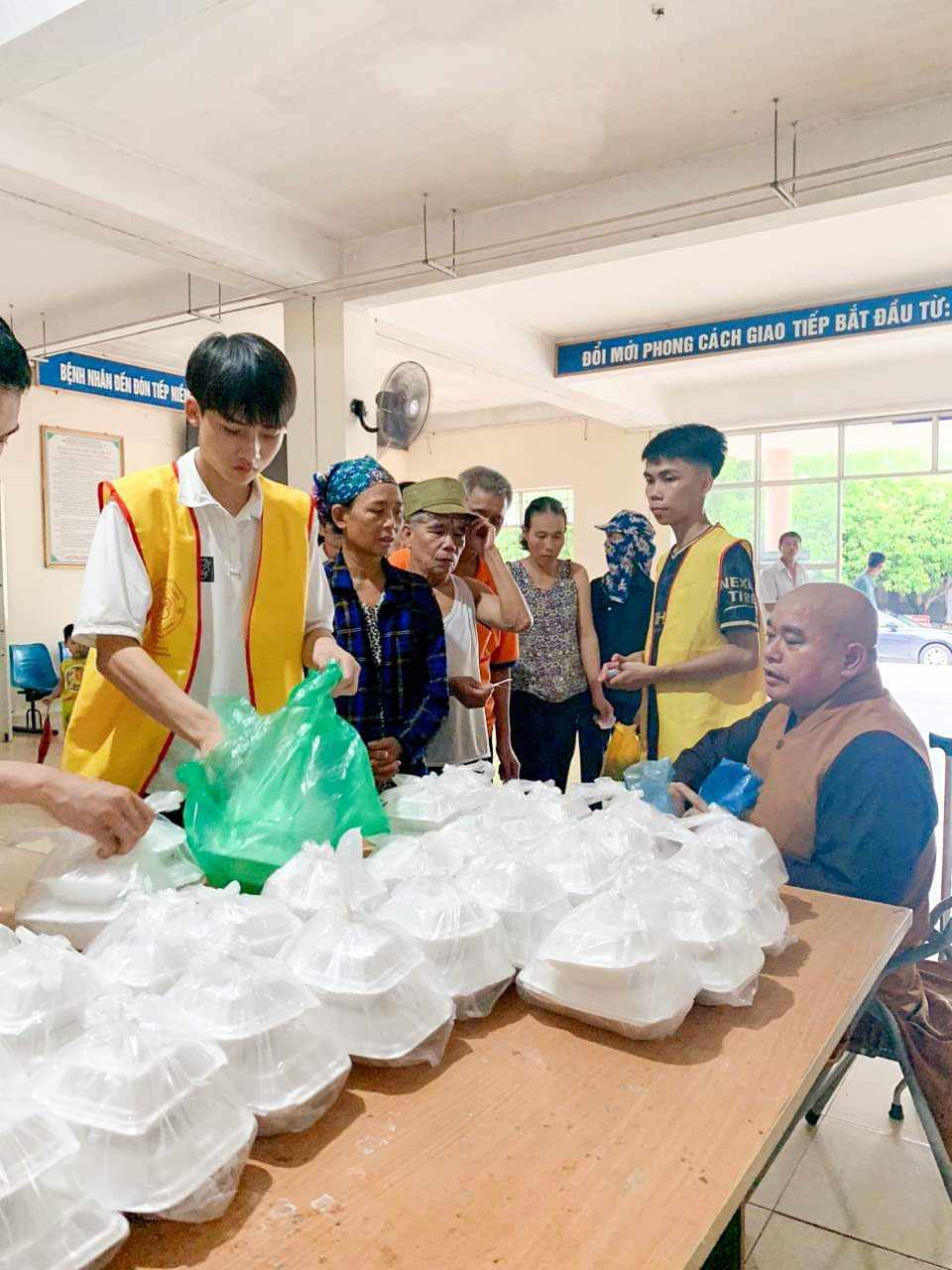 Một số hình ảnh Bệnh viện Đa khoa huyện Phối hợp với Chùa Yên Hoành và CLB “ Trái tim nhân ái” Tổ chức phát cháo yêu thương- Ấm lòng người bệnh cho bệnh nhân tại bệnh viện.
