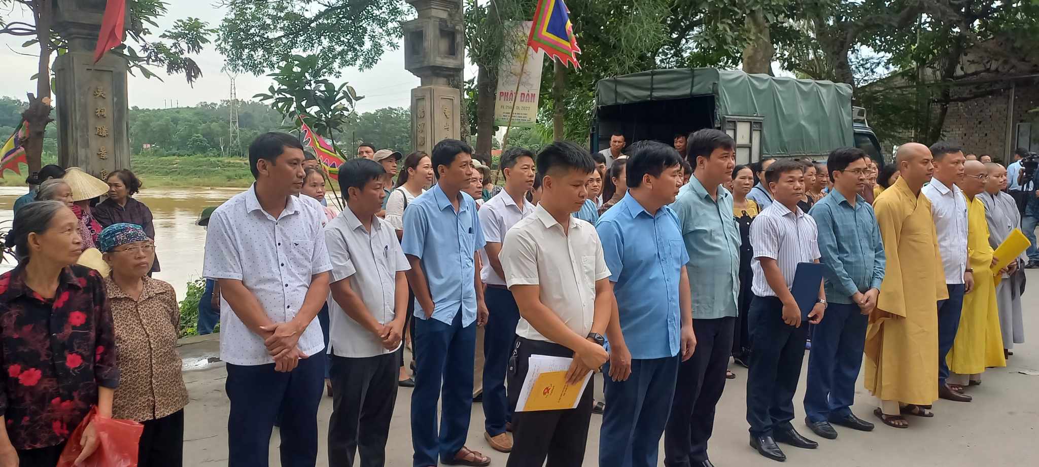 Tại buổi lễ, các đại biểu và đông đảo Nhân dân đã cá xuống lưu vực sông Mã.