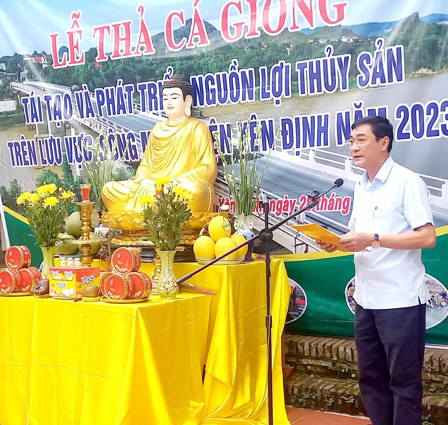 Đồng chí Nguyễn Văn Bình, Ủy viên Ban Thường vụ Huyện ủy, Phó Chủ tịch UBND huyện, phát biểu tại buổi lễ.