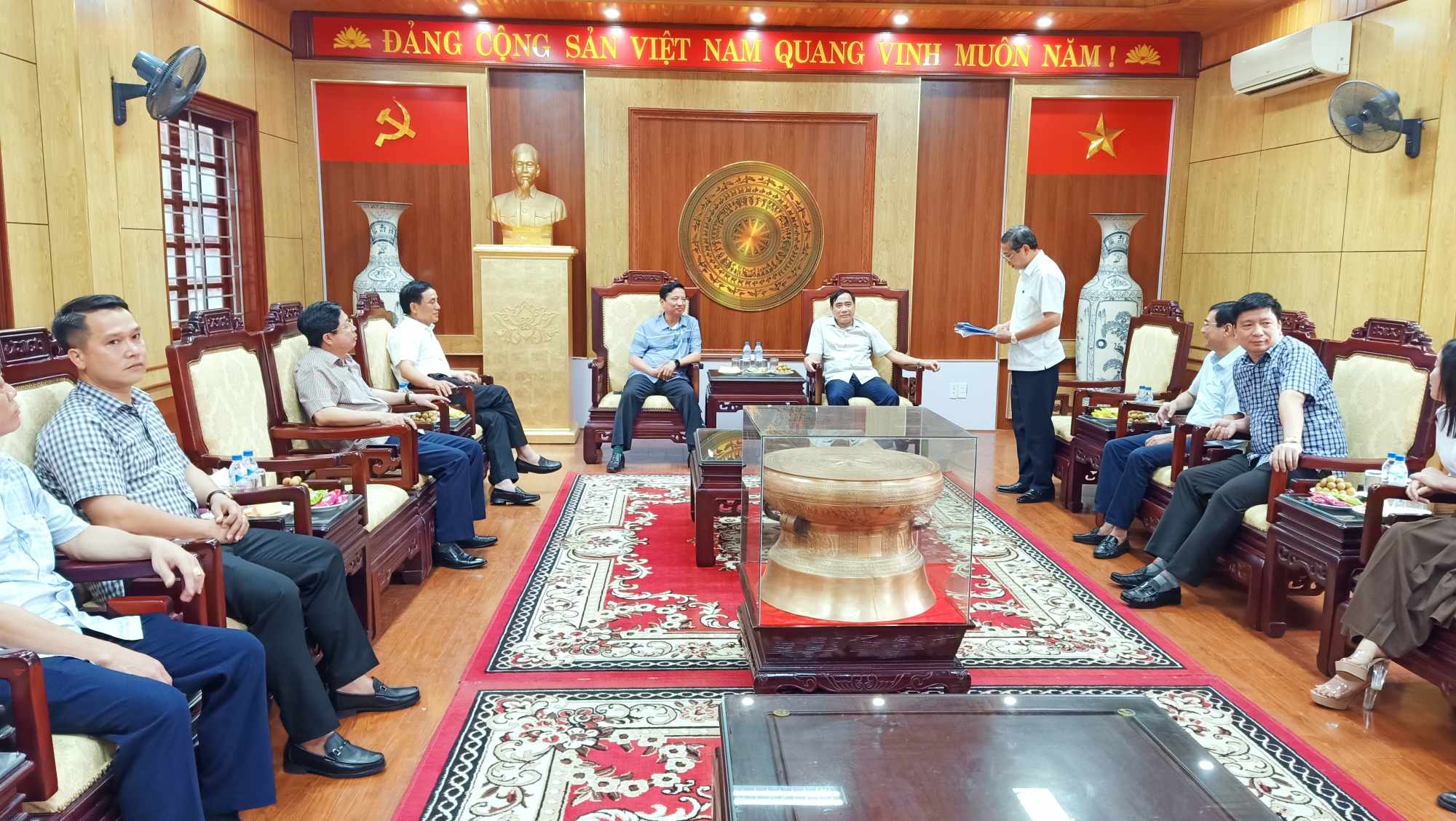Toàn cảnh đồng chí Trung Tướng Hà Thọ Bình - Tư lệnh Quân khu 4 về thăm, động viên, chúc mừng huyện Yên Định.