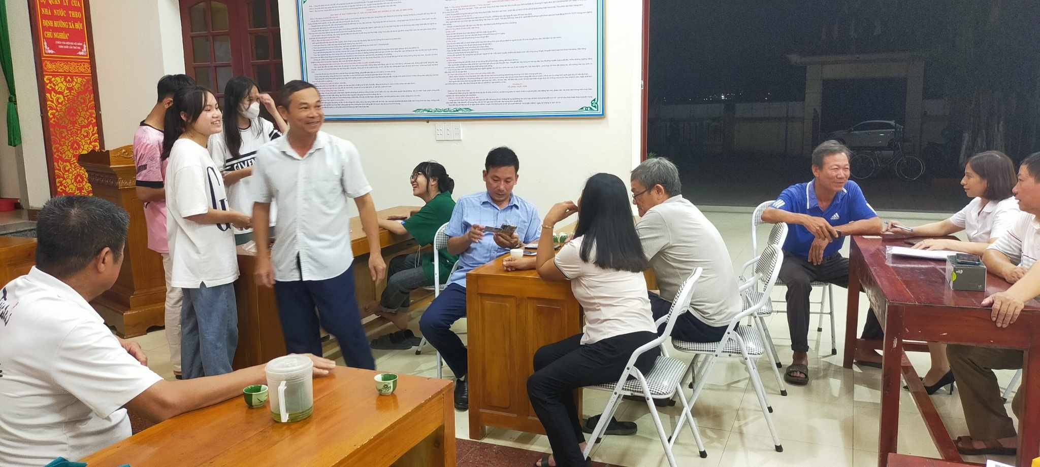 Lãnh đạo xã Định Hưng và đoàn thanh niên hướng dẫn nhân dân cài đặt chữ ký số.