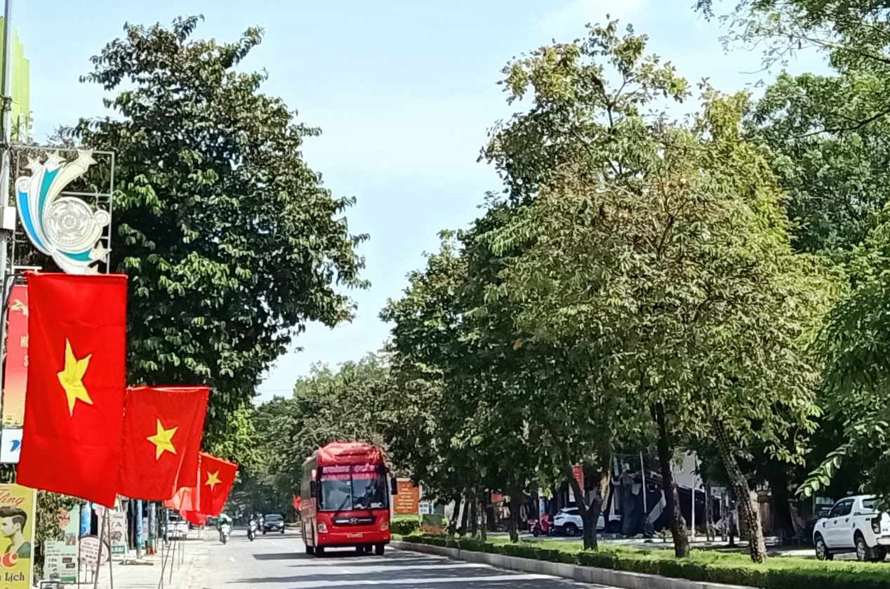 Một số hình ảnh các địa phương trong huyện vận động nhân dân treo cờ Tổ quốc và băng zôn, khẩu hiệu tuyên truyền trên các tuyến đường trục chính, ở khu dân cư.