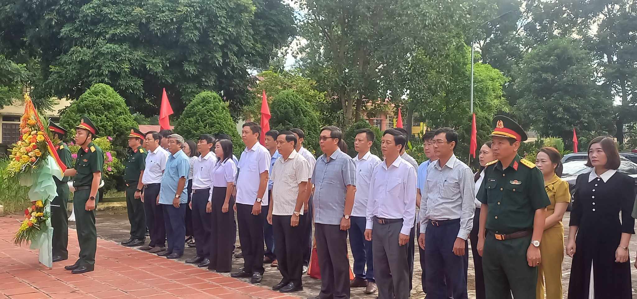 Các đồng chí lãnh đạo huyện dâng hương, dâng hoa tại Khu tưởng niệm Bác Hồ xã Yên Trường và Nghĩa trang liệt sĩ huyện.