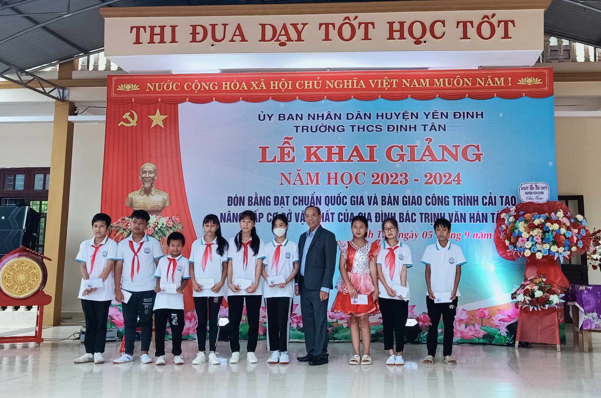 Gia đình ông Trịnh Văn Hán tặng quà cho các học sinh nghèo vượt khó vươn lên trong học tập.
