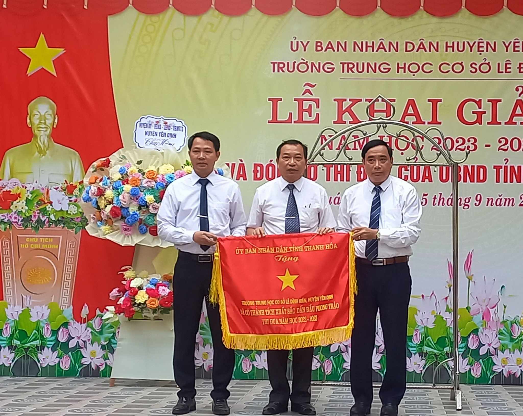 Đồng chí Vũ Ngọc Thưởng, Phó Bí thư Thường trực Huyện ủy, Chủ tịch HĐND huyện đã trao tặng cờ thi đua của UBND tỉnh cho nhà trường