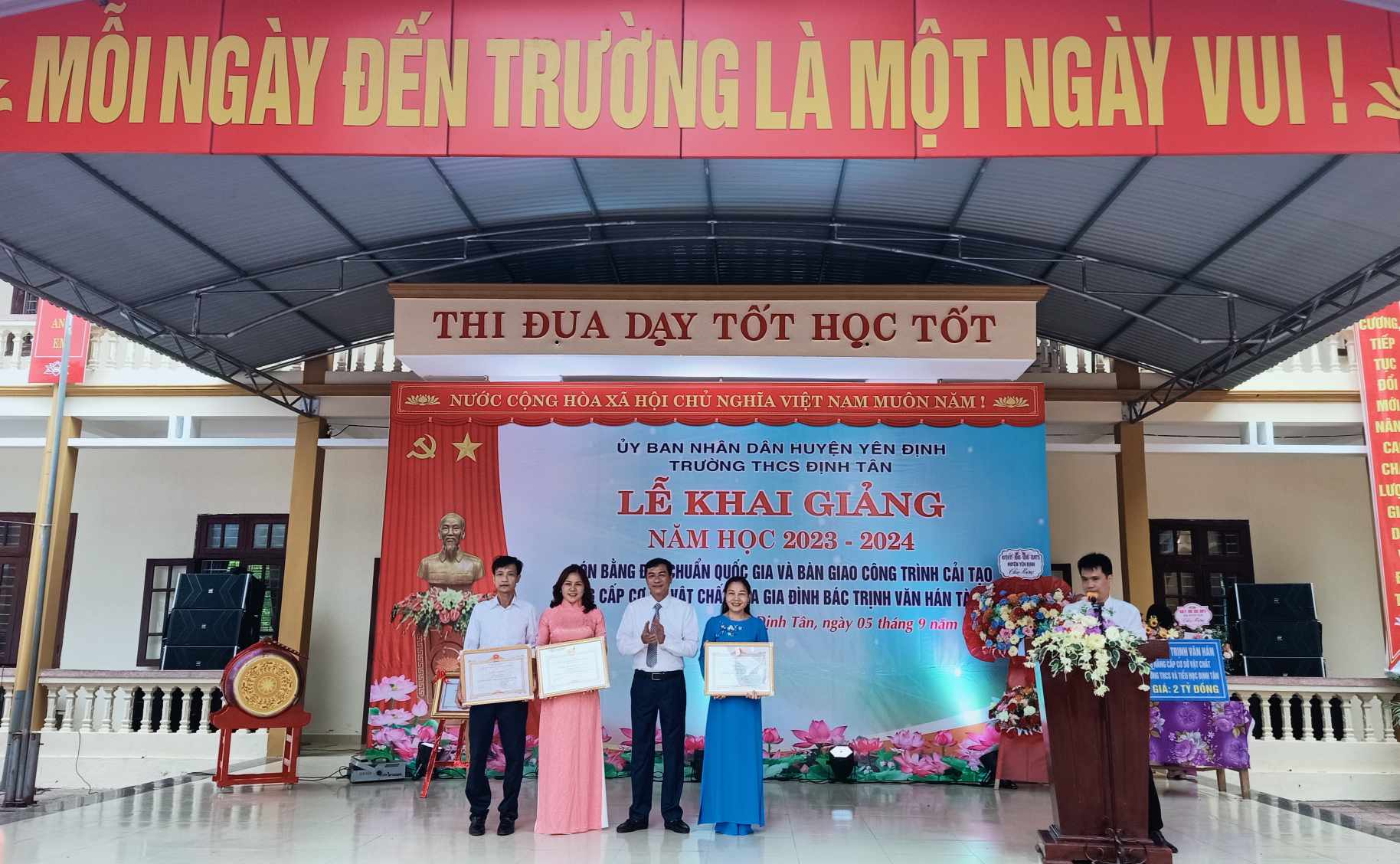 Một số hình ảnh khen thưởng tại buổi lễ.