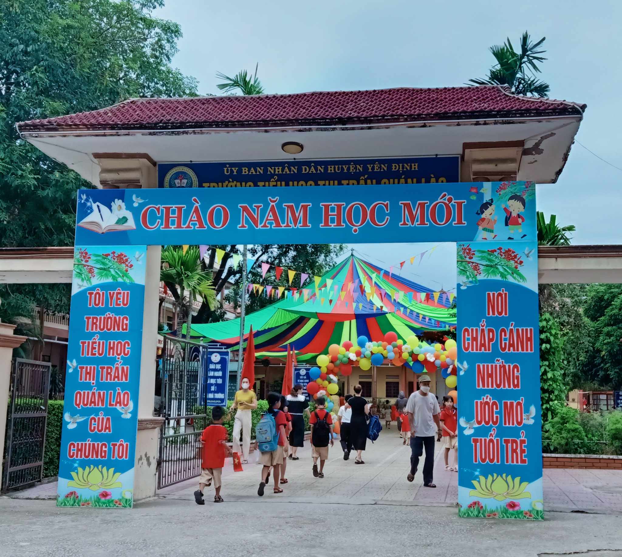 Các em học sinh hân hoan ngày tựu trường