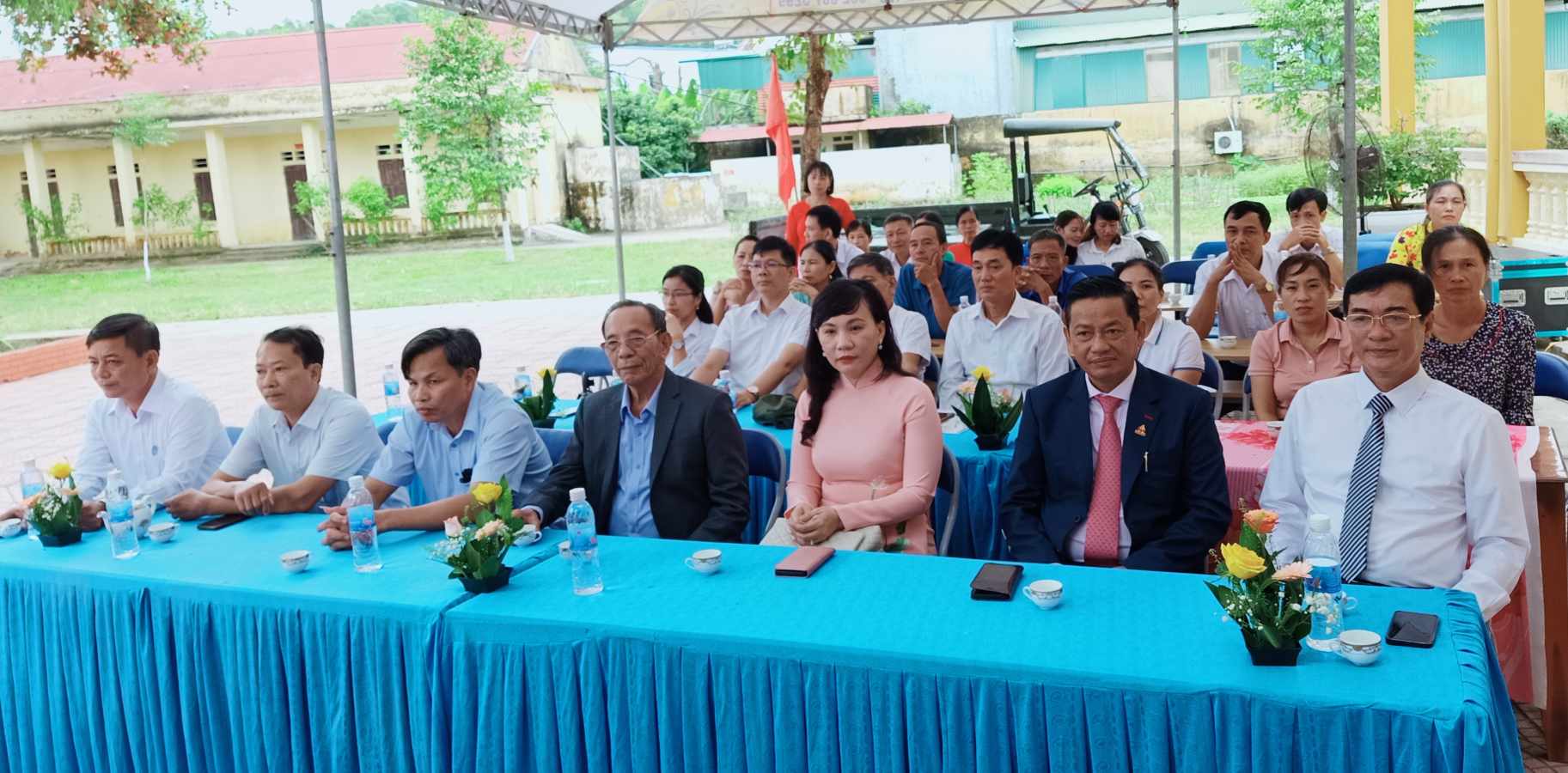 Đại biểu về tham dự lễ khai giảng.