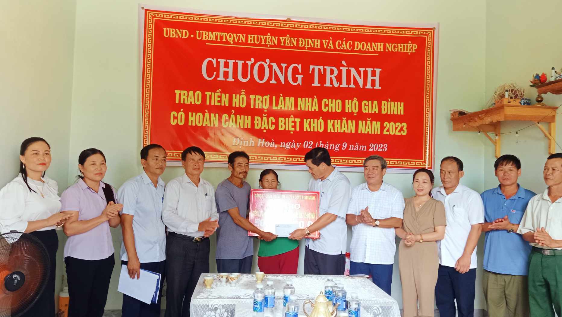 Ông Vũ Đức Nhiệm, Chủ Tịch HĐQT công ty CP Đầu tư và xây dựng Bình Minh trao tiền hỗ trợ làm nhà cho bà Nguyễn Thị Hòng thôn Nội Hà xã Định Hòa.