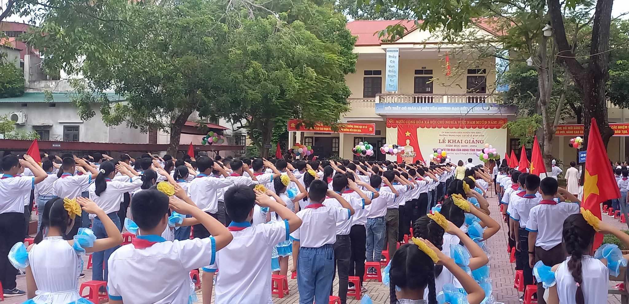 Toàn cảnh các em học sinh tham gia nghi thức chào cờ tại buổi lễ.