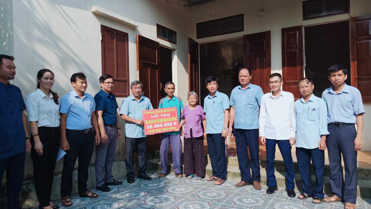 Ông, bà năm nay đã hơn 90 tuổi, không dấu nổi niềm vui, xúc động trên khuôn mặt khi được về ở trong ngôi nhà mới.