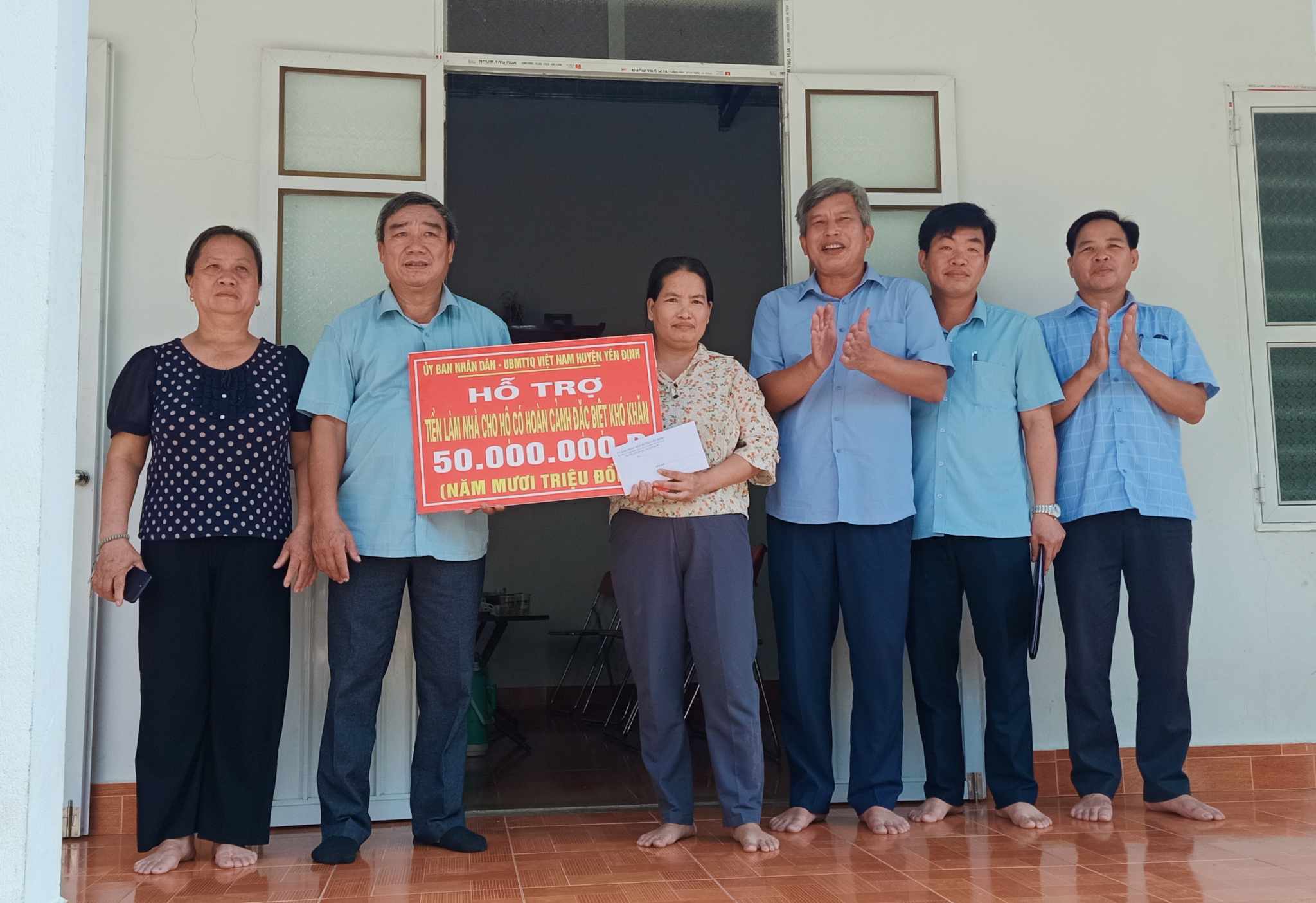 Đoàn đến trao tiền hỗ trợ làm nhà cho gia đình bà Phạm Thị Thủy, ở thôn Phú Khang, xã Định Công.