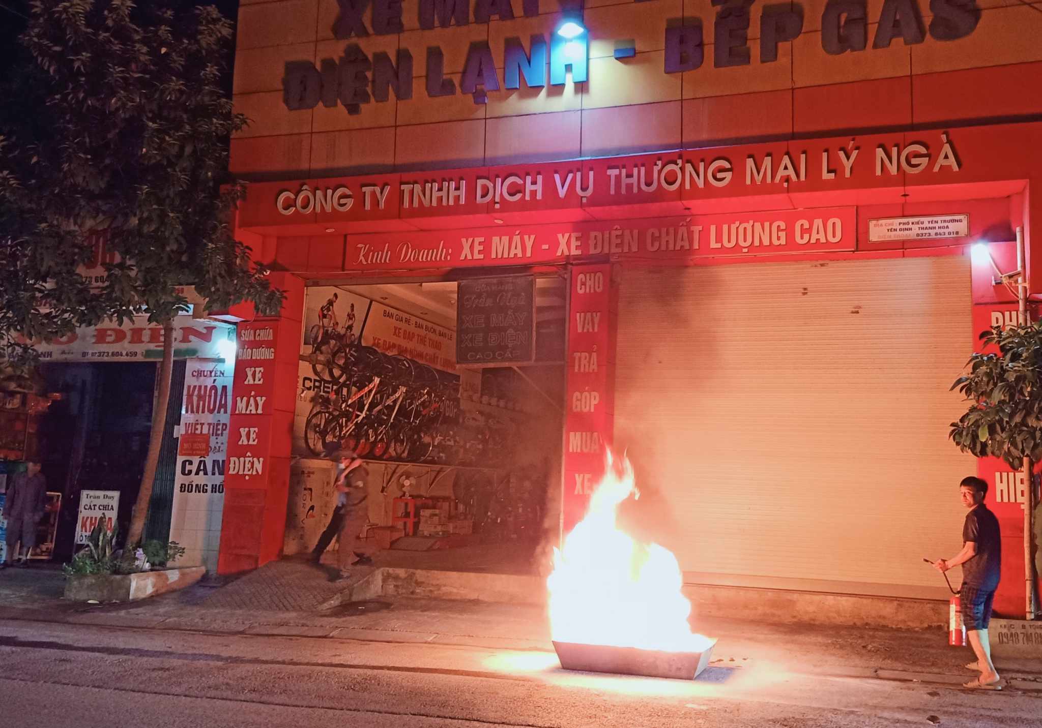 Tổ liên gia an toàn PCCC và các lực lượng chức năng khống chế dập tắt đám cháy.