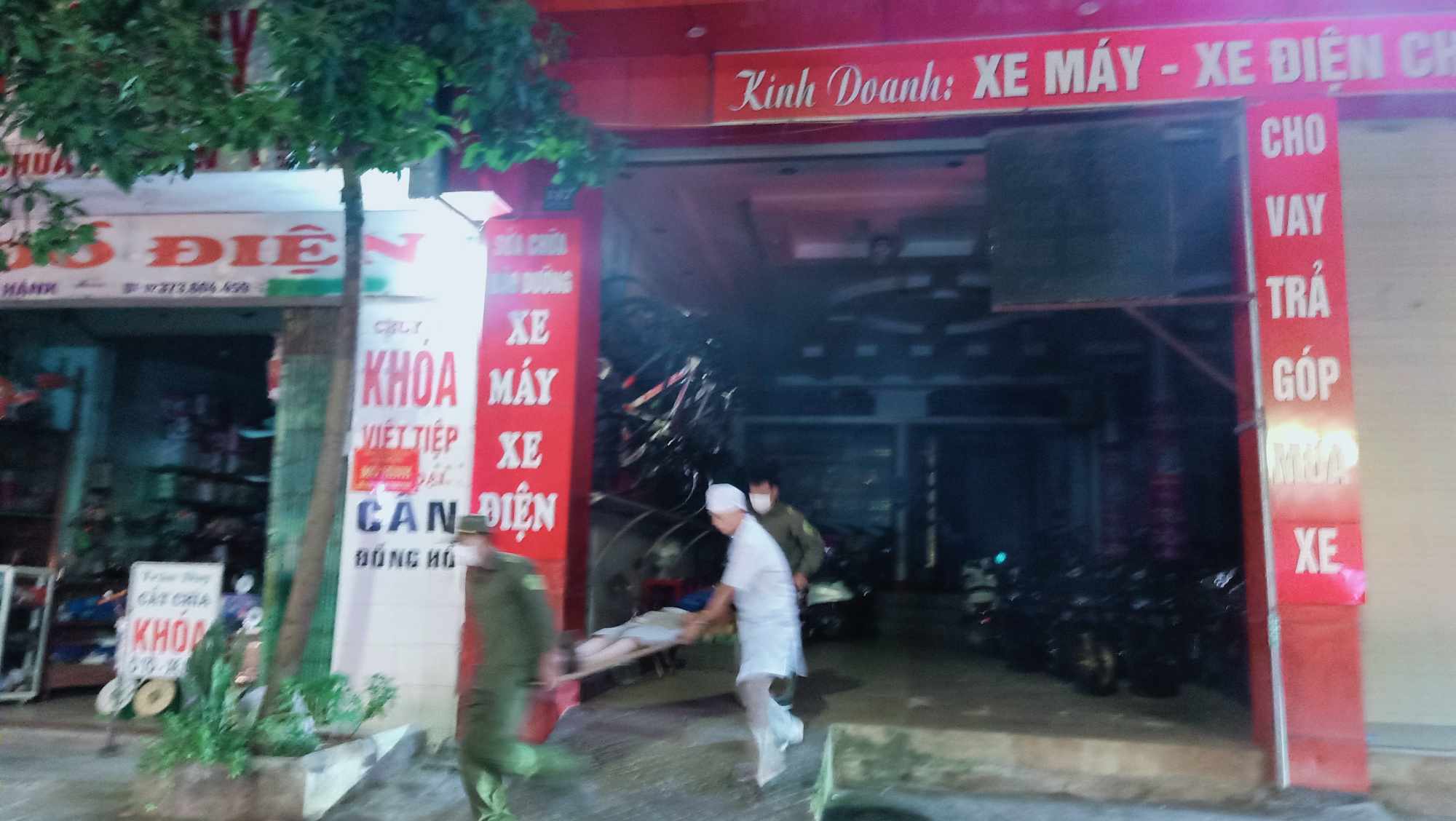 Một số hình ảnh Tổ liên gia an toàn PCCC phối hợp với lực lượng chức năng cứu người.