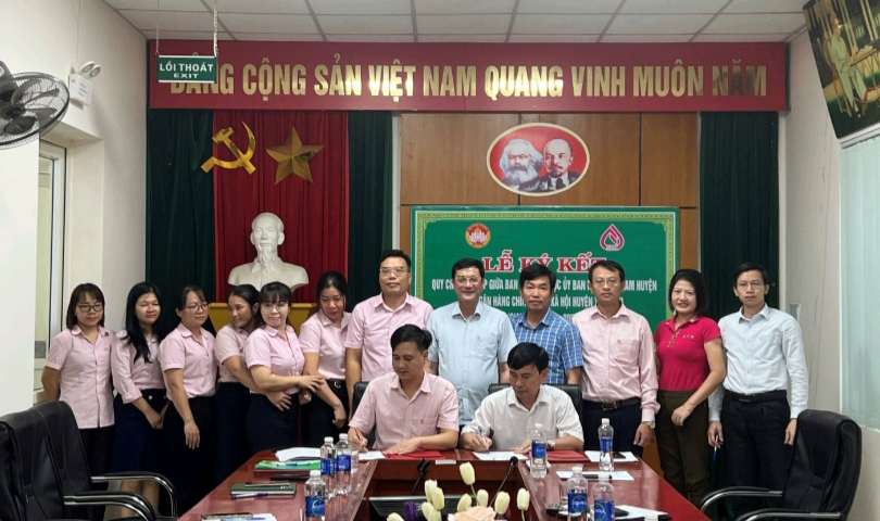 Lãnh đạo UBMTTQ huyện và lãnh đạo Phòng giao dịch Ngân hàng CSXH huyện ký kết chương trình phối hợp.