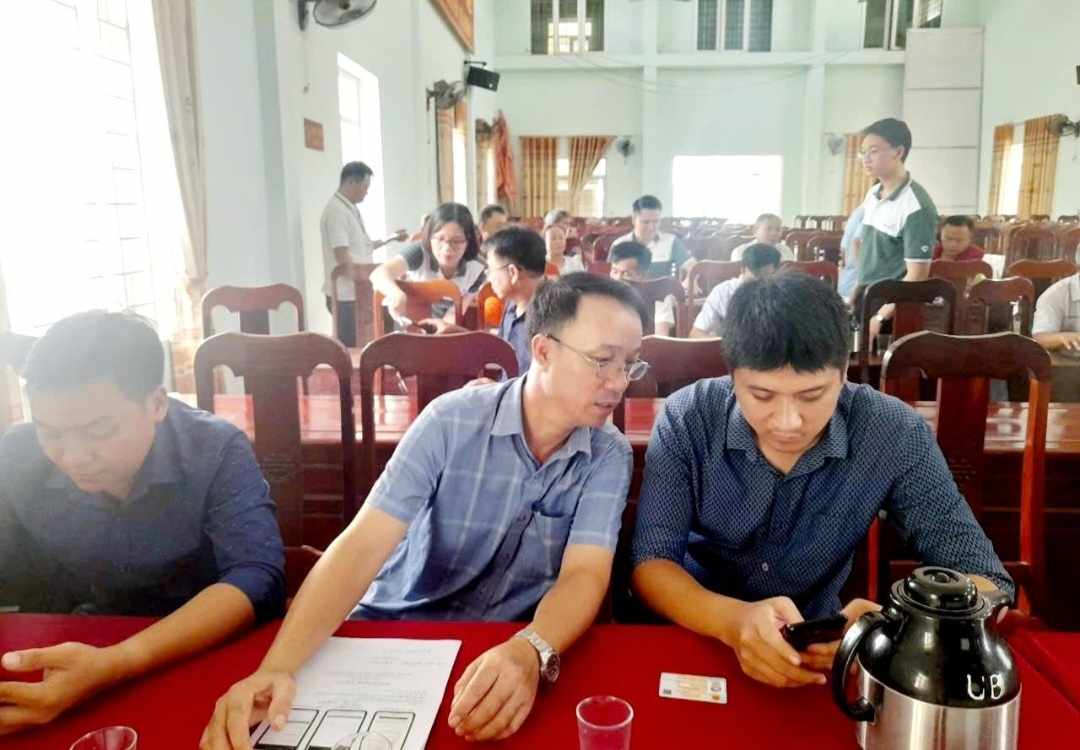 Yên Thái hướng dẫn cài và sử dụng chữ ký cho người dân.