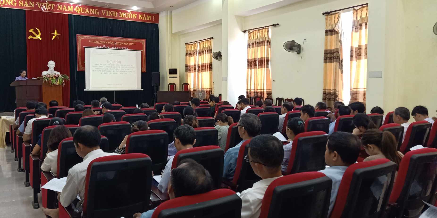 Toàn cảnh hội nghị.