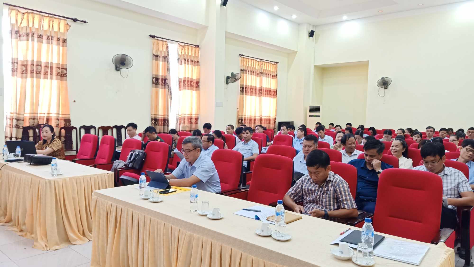Đại biểu tham dự hội nghị.