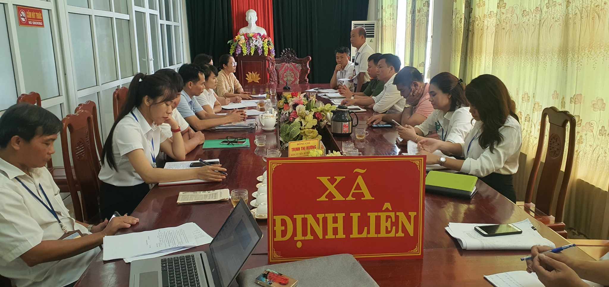 Đoàn hướng dẫn kiểm tra tại xã Định Liên.