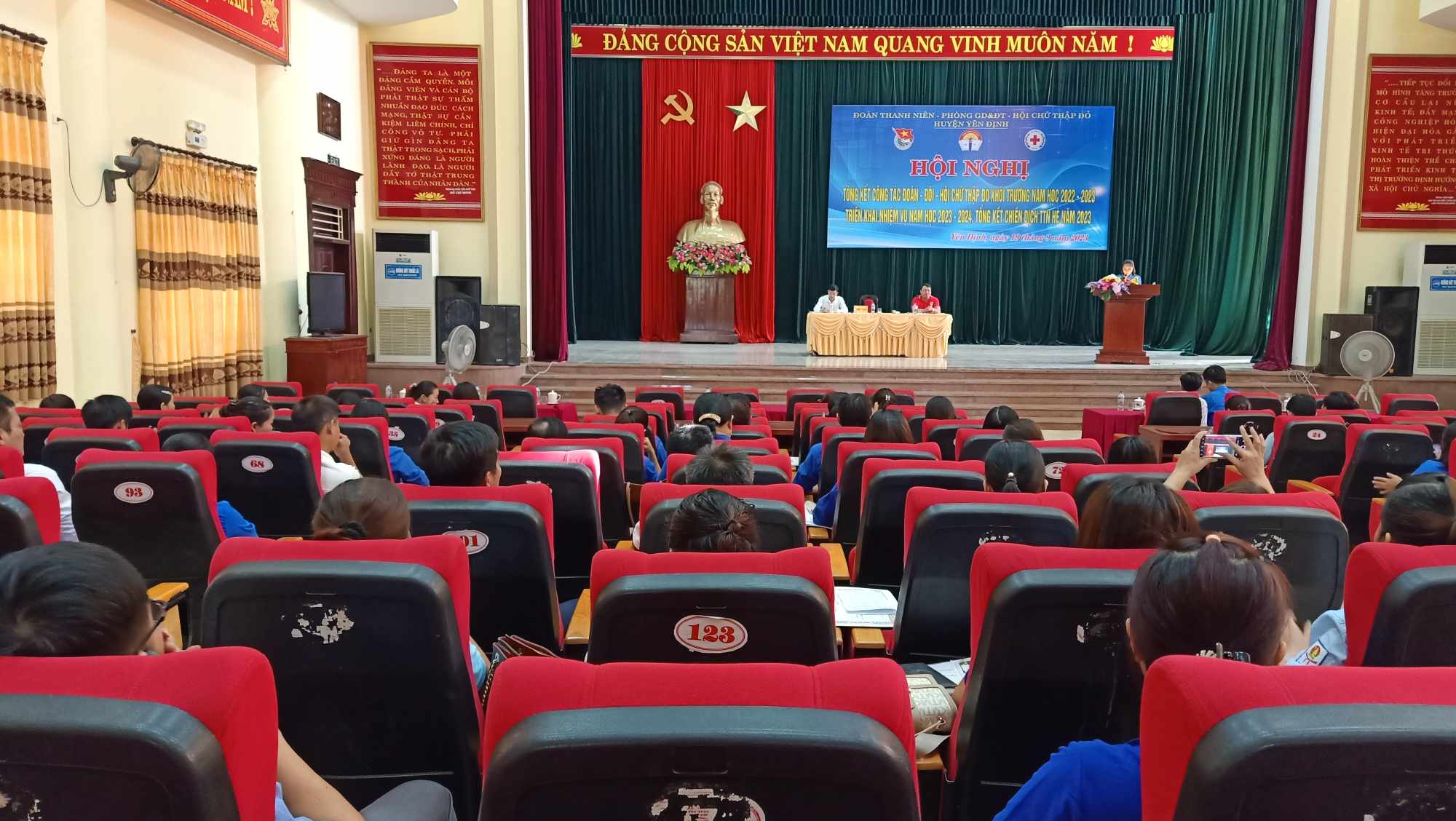 Toàn cảnh hội nghị.