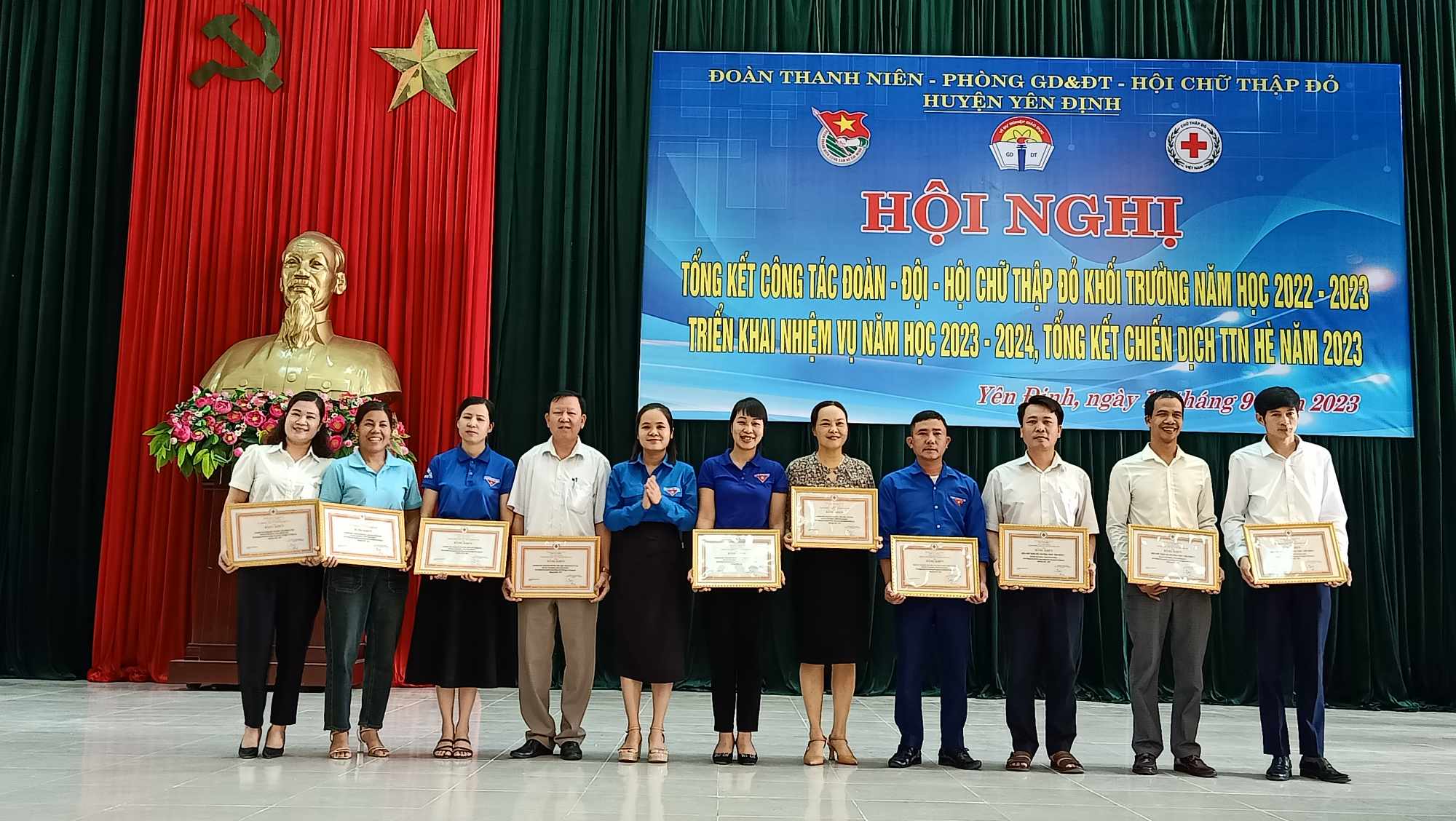 Một số hình ảnh khen thưởng tại hội nghị.