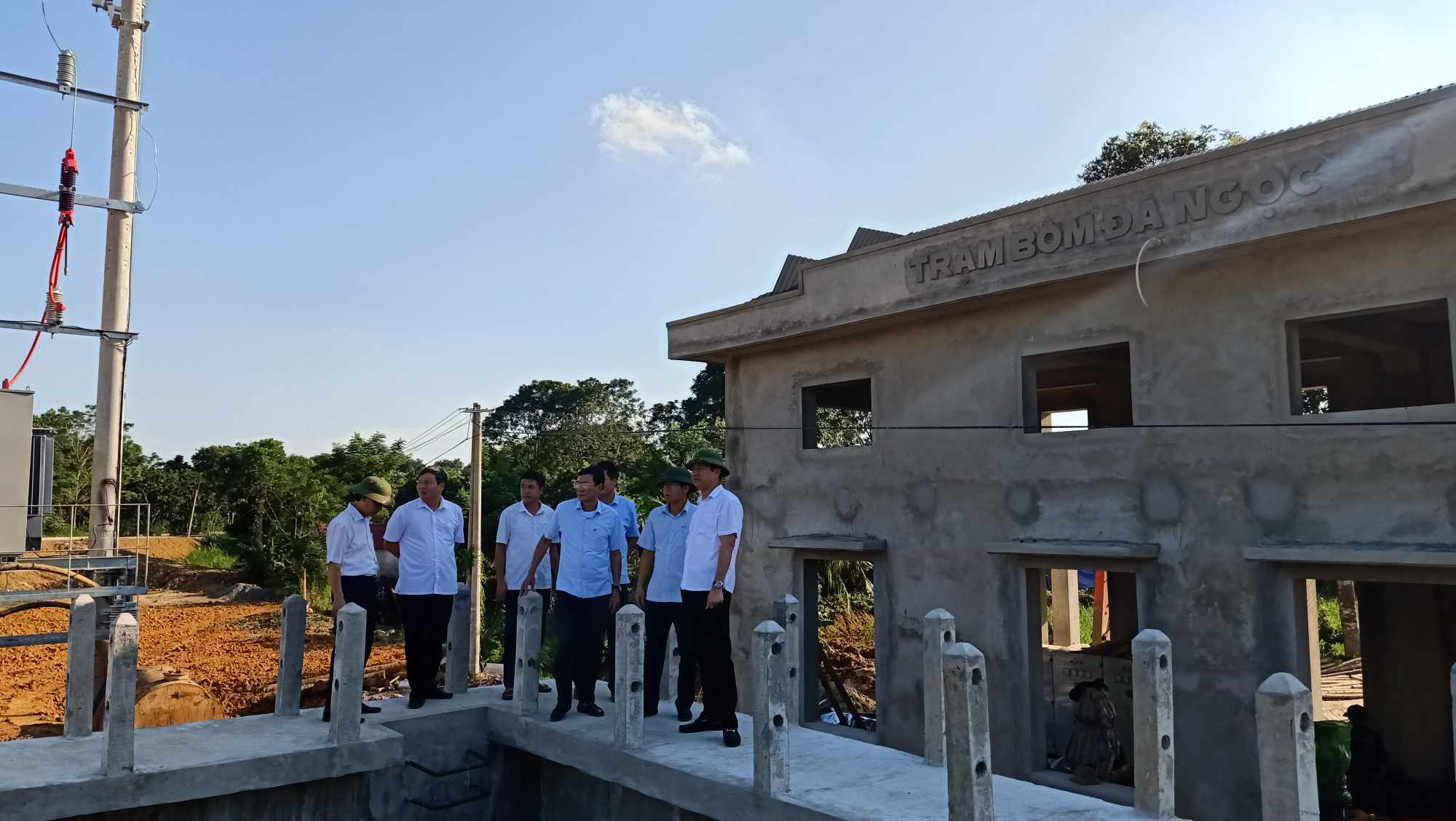 Đồng chí Trịnh Xuân Thúy, Tỉnh ủy viên, Bí Thư Huyện uỷ và Đoàn công tác kiểm tra tiến độ thi công xây dựng Trạm Bơm Đa Ngọc và kè đê Tả sông Cầu Chày đoạn qua địa phận xã Yên Phú.