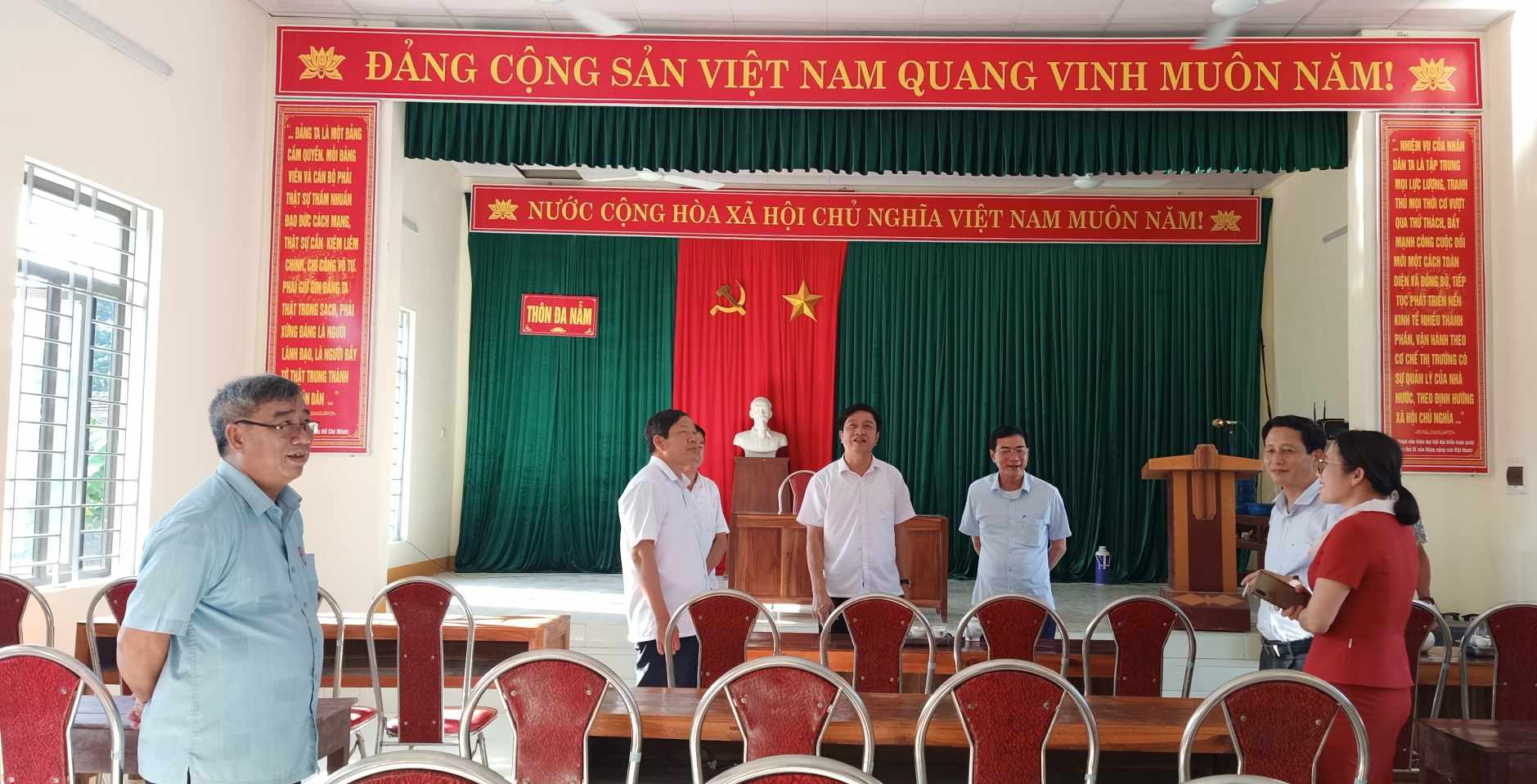 Đoàn công tác đã đi thăm cơ sở vật chất Nhà Văn hóa thôn Đa Nẵm.