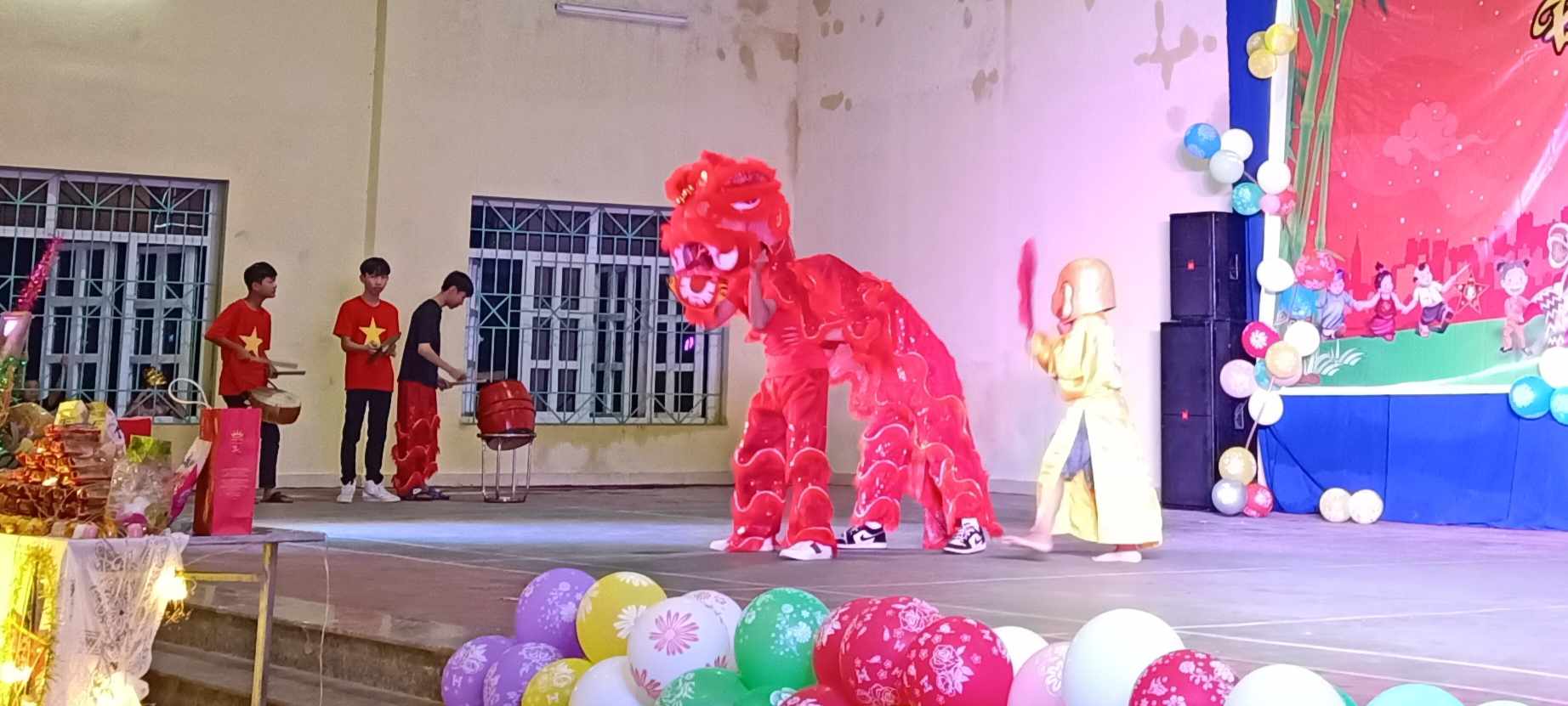 Tiết mục múa Lân tại Đêm hội do các cháu thiếu niên nhi đồng trong xã biểu diễn.