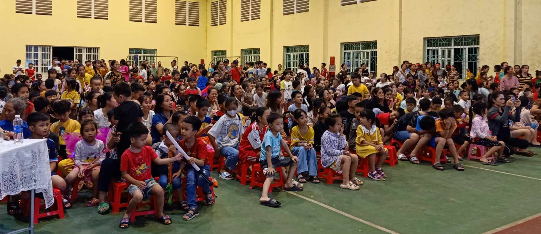 Đêm hội Trăng rằm xã Yên Thịnh thu hút đông đảo các cháu thiếu niên nhi đồng và bà con nhân dân trong xã đến chung vui.