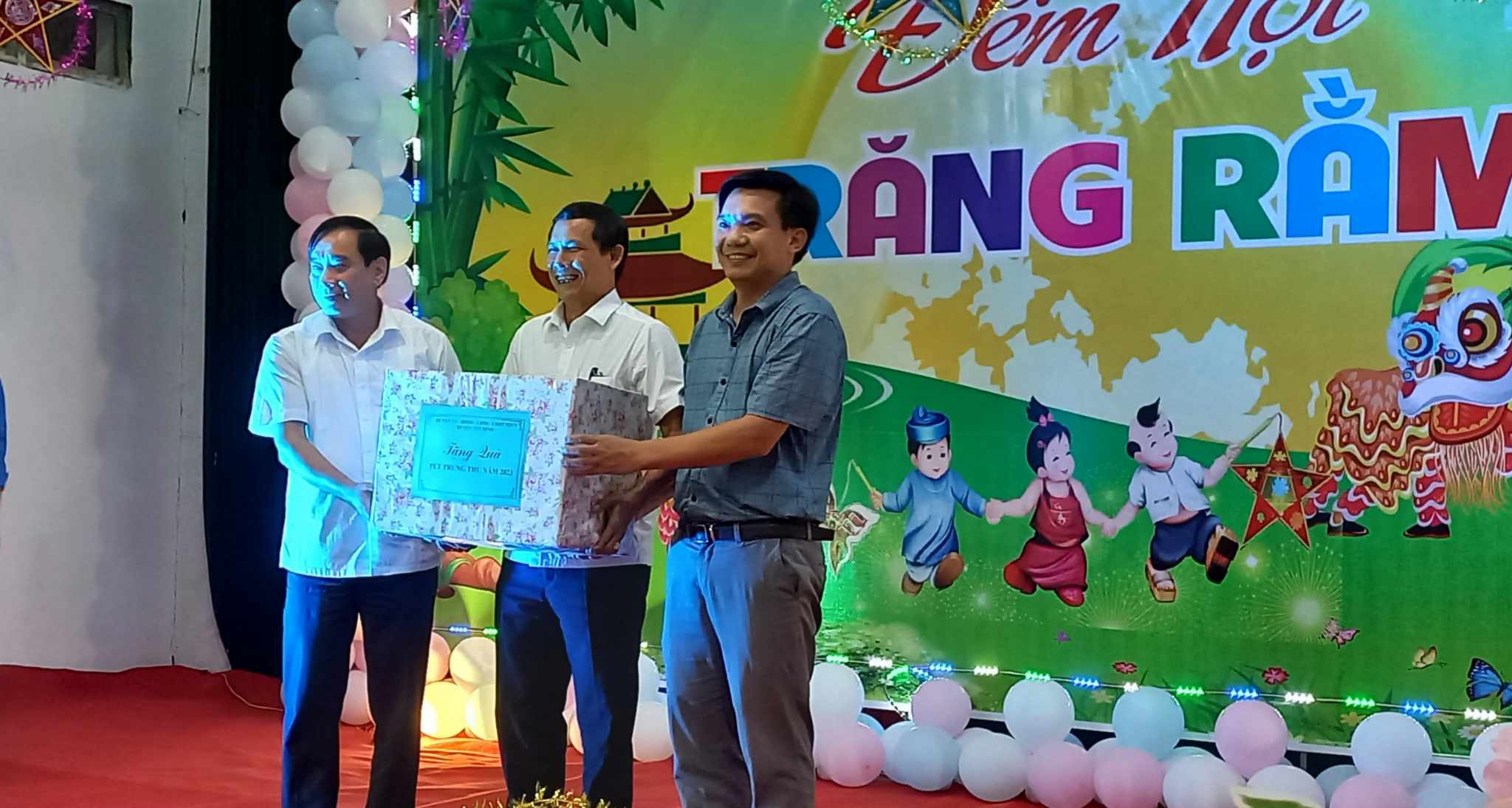Đồng chí Vũ Ngọc Thưởng - Phó Bí thư Thường trực Huyện ủy, Chủ tịch HĐND huyện tặng quà Tết Trung thu cho các em thiếu niên, nhi đồng.