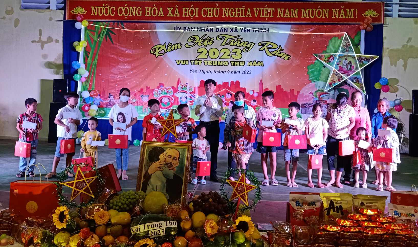 Đồng chí Lê Đức Thọ, TVHU, Trưởng Ban dân vận, Chủ Tịch Ủy Ban MTTQ huyện đã tặng quà cho các em thiếu niên nhi đồng.