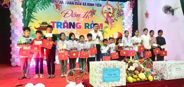 Đồng chí Nguyễn Văn Bình, Ủy viên BTV Huyện ủy, Phó Chủ tịch UBND huyện tặng quà Tết Trung thu cho các em thiếu niên, nhi đồng