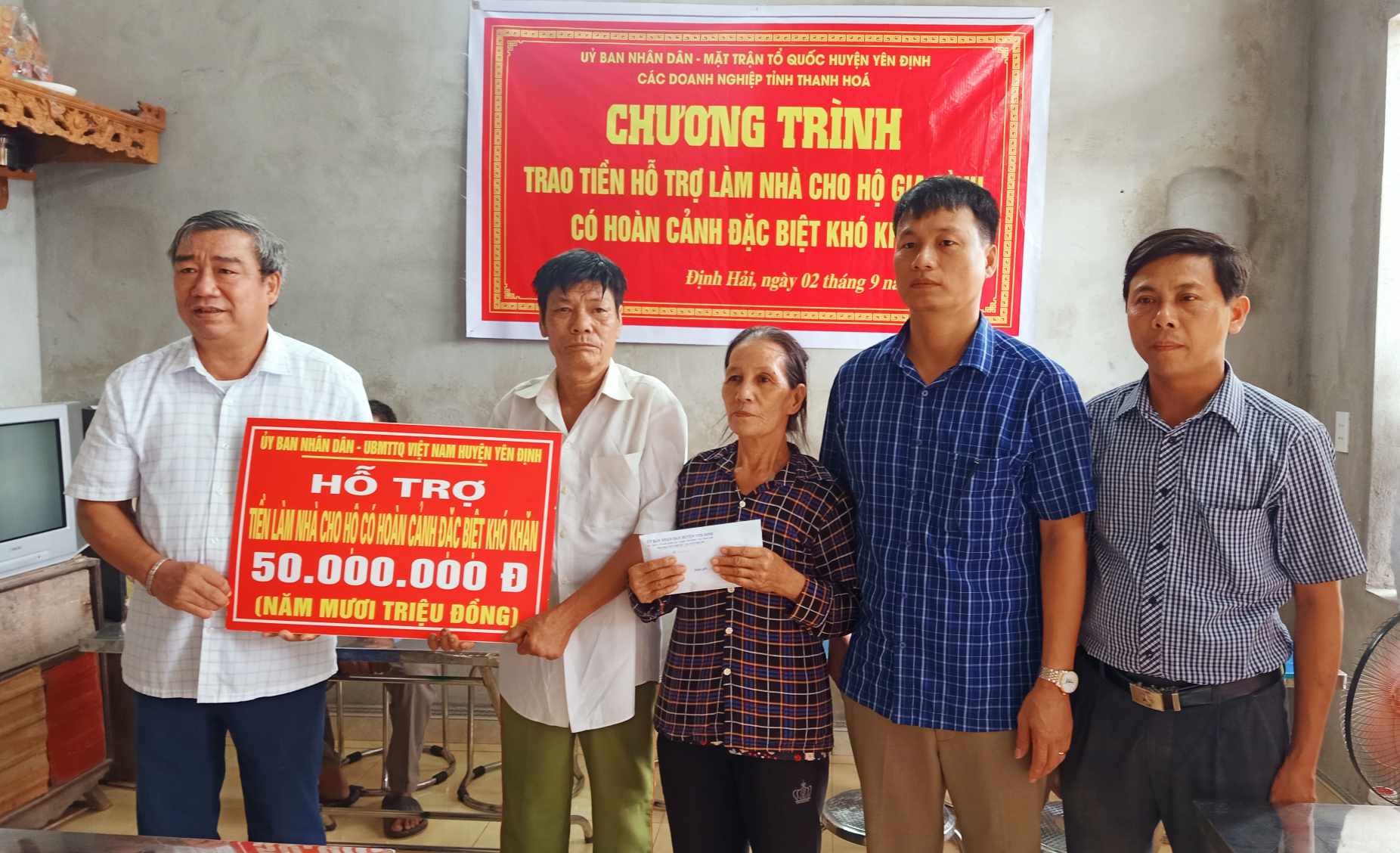 Đoàn đến trao tiền hỗ trợ làm nhà cho gia đình ông Nguyễn Văn Bảo thôn Ái Thôn xã Định Hải.