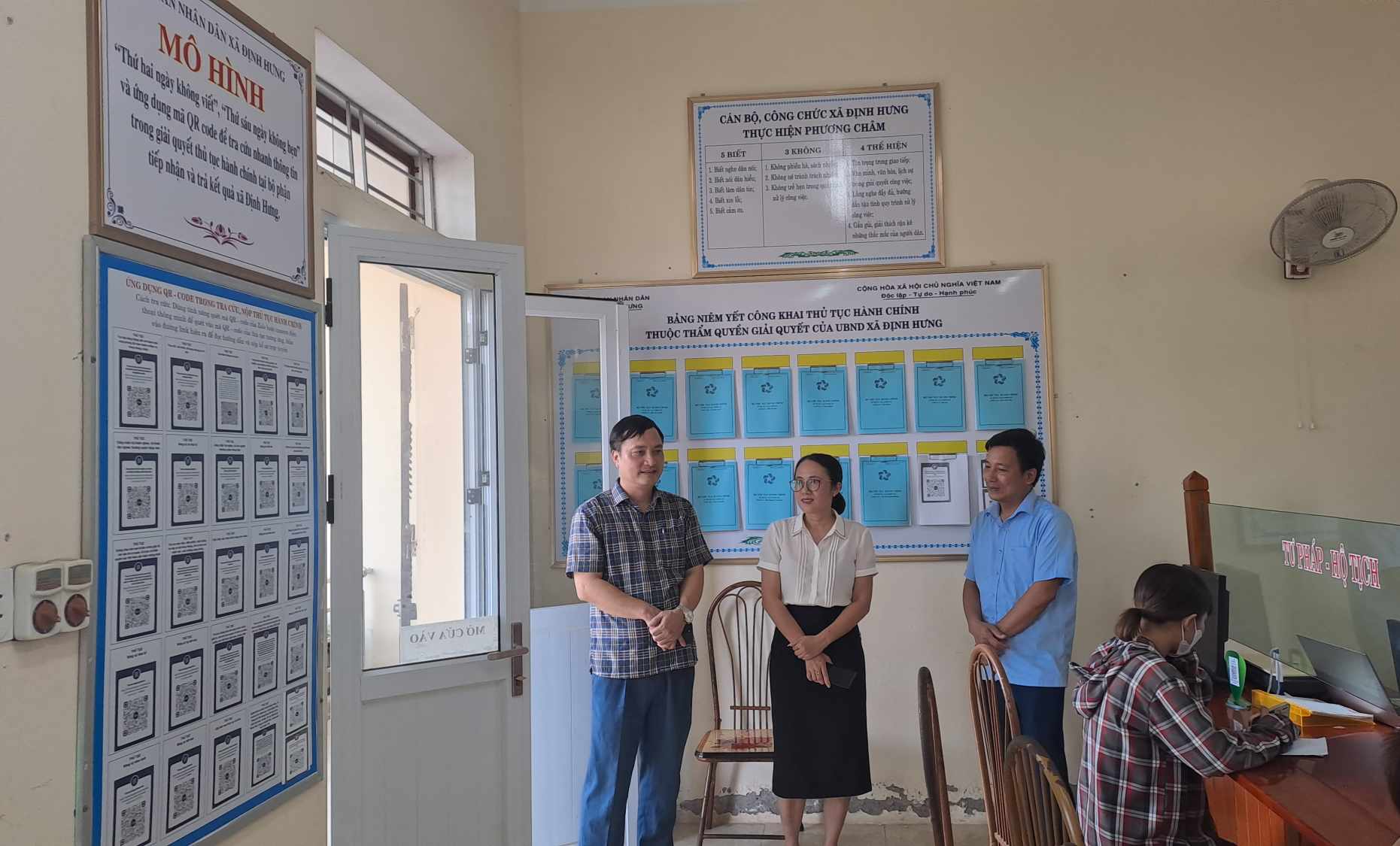 Một số hình ảnh đoàn đã đi thăm thực tế thí điểm mô hình “ 3 không” và “ Thôn thông minh” tại xã Định Hưng.