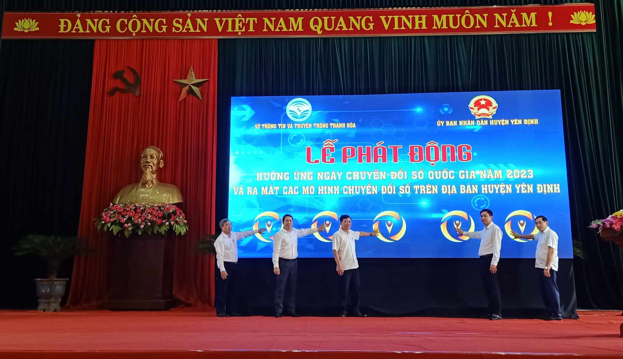 Đại diện lãnh đạo Sở Thông tin và Truyền Thông, lãnh đạo huyện Yên Định đã bấm nút ra mắt mô hình hưởng ứng Ngày CĐS Quốc gia, năm 2023.