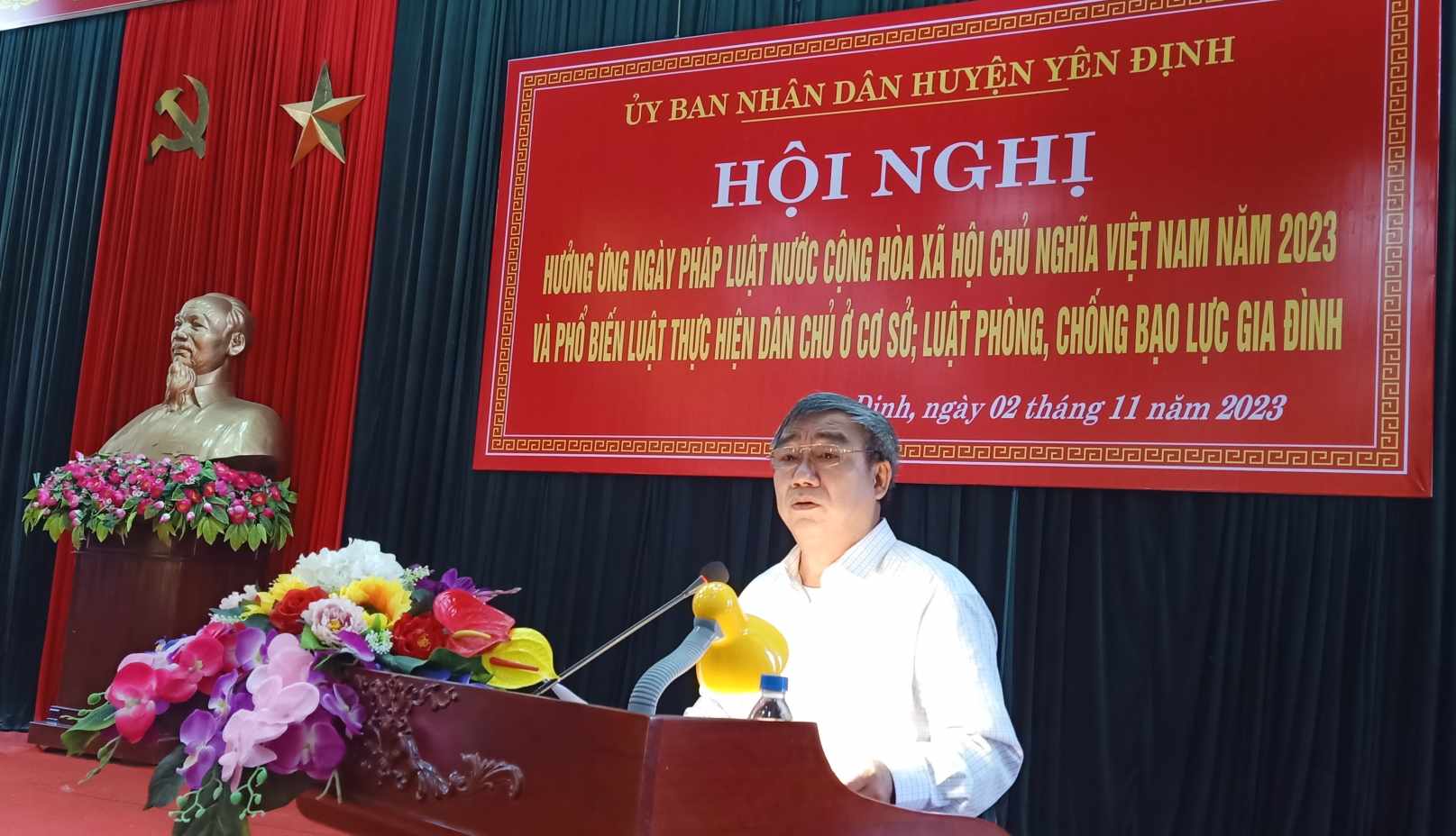 Đồng chí Lê Xuân Thành, Phó Chủ Tịch UBND huyện, phát biểu khai mạc tại hội nghị.