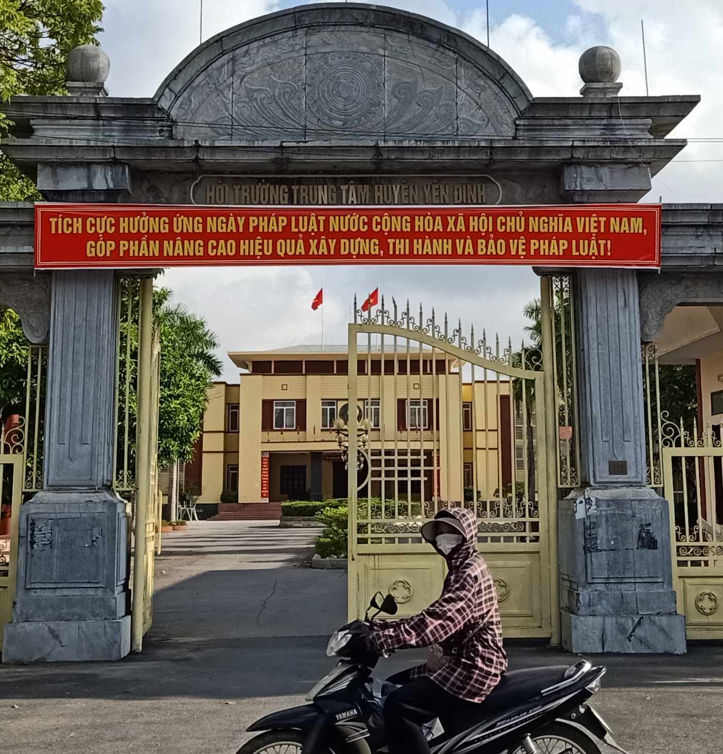 Tuyên truyền trực quan về Ngày Pháp luật thông qua việc treo băng rôn, khẩu hiệu, áp phích tại cổng, khuôn viên cơ quan, đơn vị; trên các tuyến đường chính, các khu trung tâm, địa điểm công cộng.