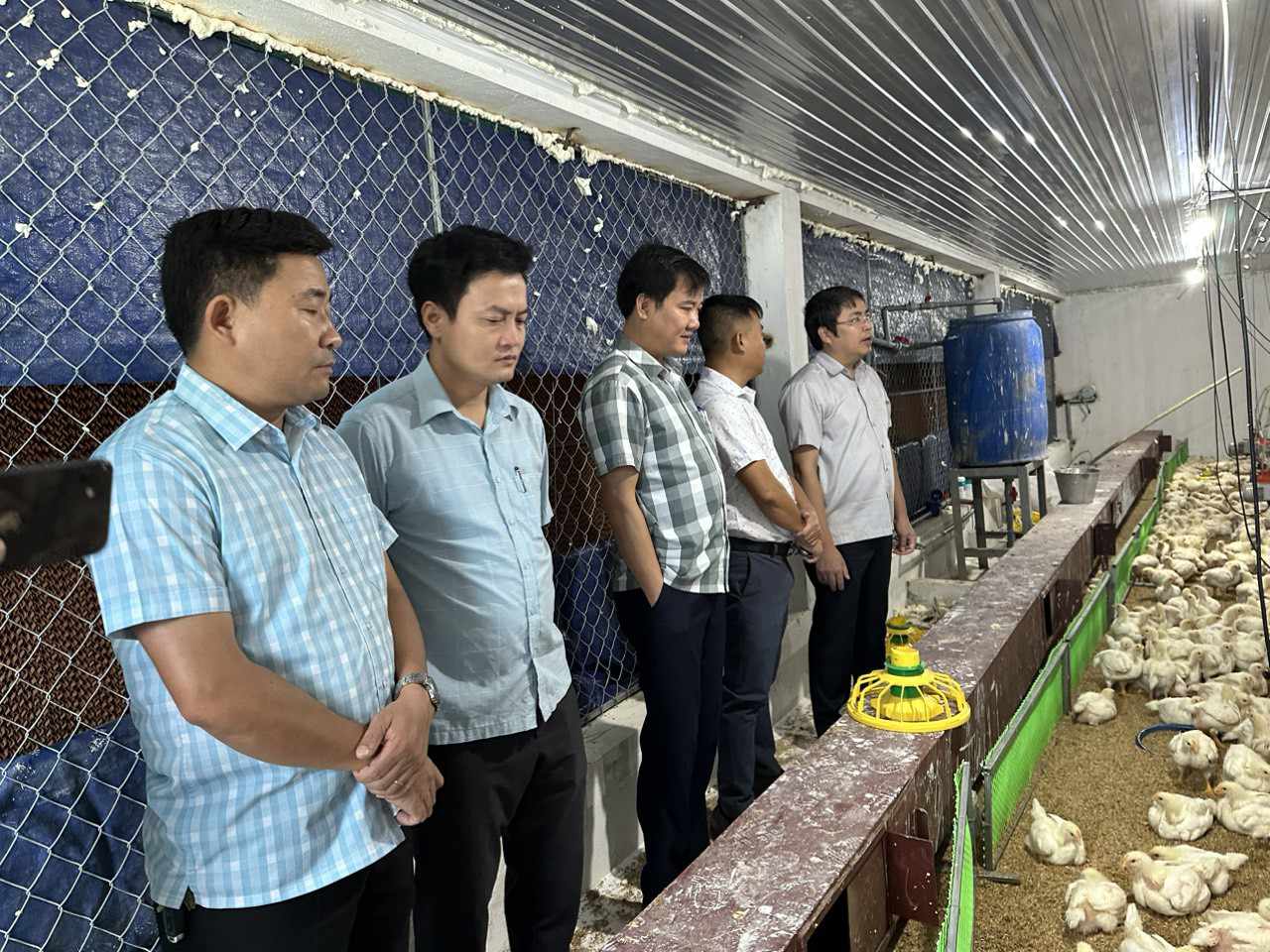 Một số hình ảnh đồng chí Phạm Tiến Dũng - Chủ tịch UBND huyện và đoàn công tác thăm một số mô hình sản xuất nông nghiệp và kiểm tra tình hình sản xuất vụ đông tại xã Định Hòa, Định Bình và Định Tân.