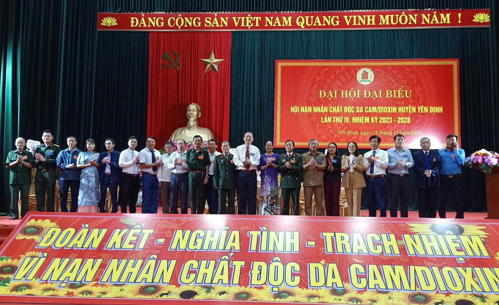 Ban Chấp hành khóa IV, nhiệm kỳ 2023-2028 chụp ảnh lưu niệm với lãnh đạo Hội Nạn nhân chất độc Da cam/Dioxin tỉnh.