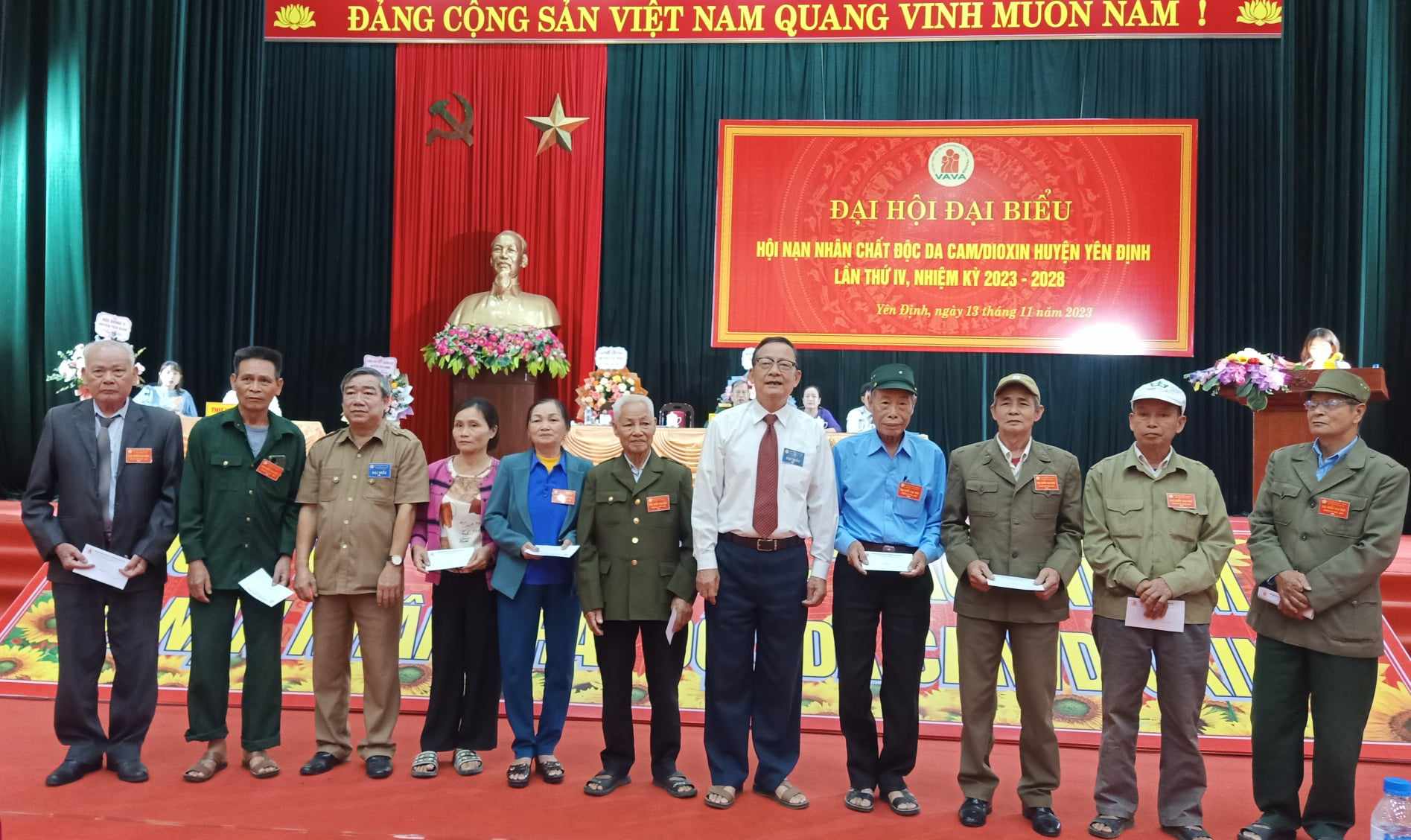 Đồng chí Dương Đình Khải, Chủ tịch Hội Nạn nhân chất độc Da cam/Dioxin tỉnh, trao quà cho các hội viên tại Đại hội.