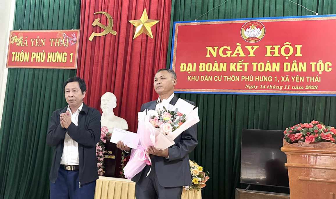 Lãnh đạo xã Yên Thái chúc mừng cán bộ và nhân dân thôn Phù Hưng 1, tại Ngày hội.