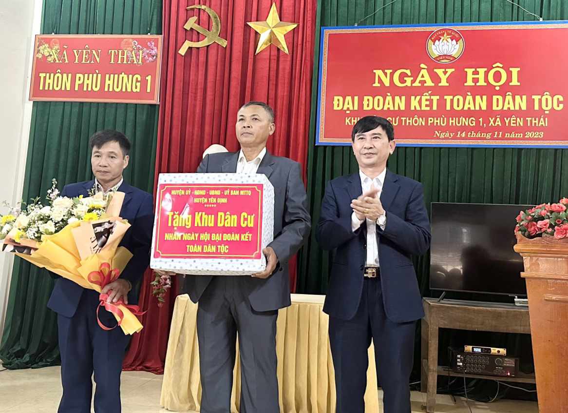 Một số hình ảnh đồng chí Lê Đức Thọ, Thường vụ huyện ủy, Trưởng Ban dân vận, Chủ Tịch UBMTTQ huyện tặng hoa, quà cho cán bộ và nhân dân thôn Phù Hưng 1, tại Ngày hội.