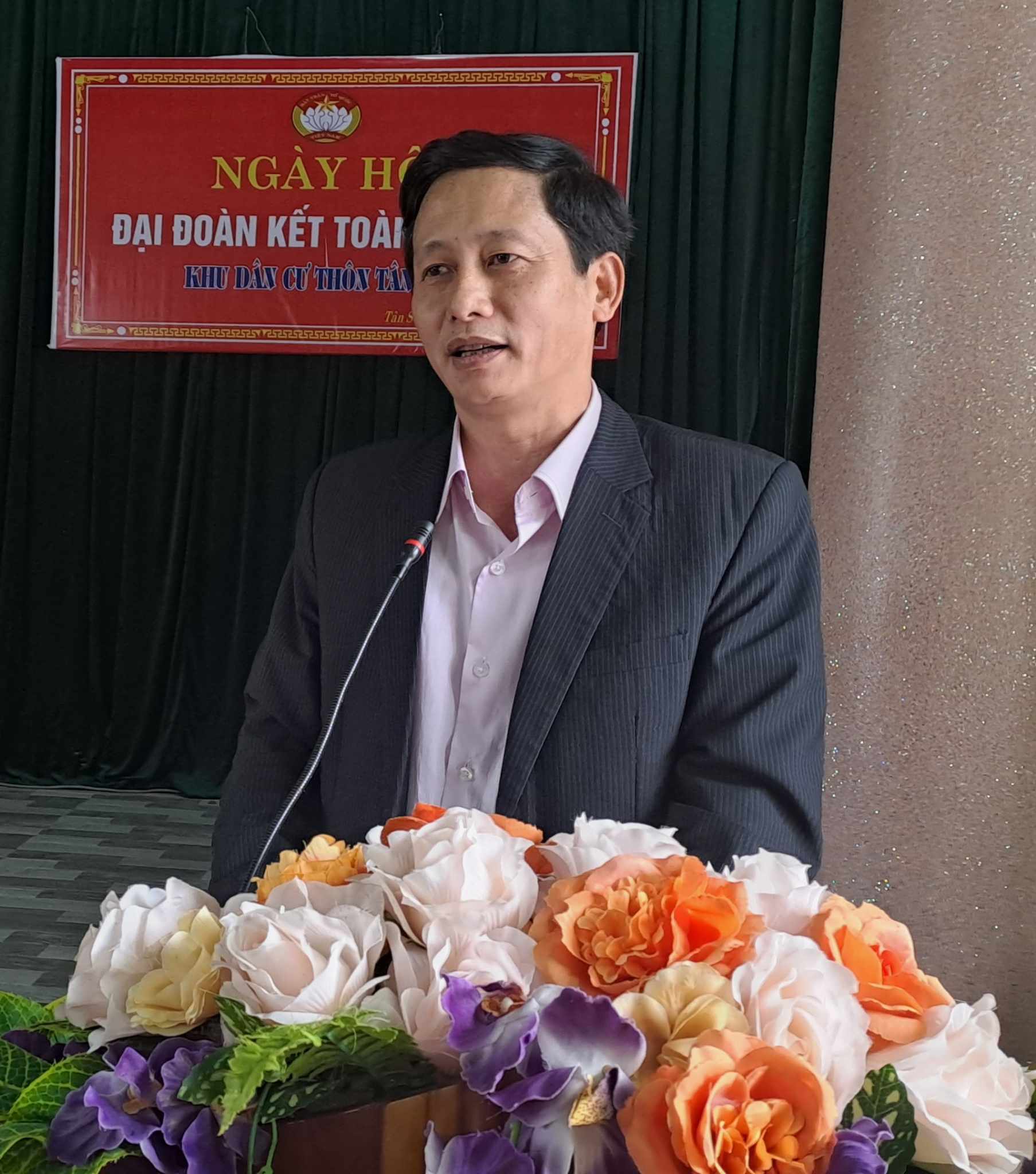 Đồng chí Hoàng Trung Hưng- TVHU- Trưởng ban tuyên giáo, Giám đốc Trung tâm chính trị huyện, phát biểu tại ngày hội.
